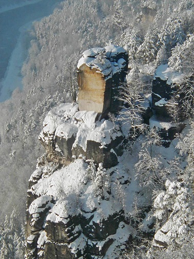 Der Wartturm an der Elbe im Winter mit seiner Abbruchkante